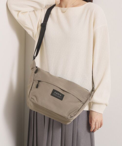 ITS'DEMO（イッツデモ）の「撥水ナイロン舟形ショルダー（ショルダーバッグ・レディース・ライトベージュ/ブラック/ナチュラル/パープル・00）」の2枚目の写真