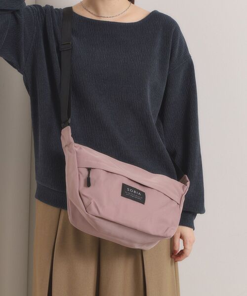 ITS'DEMO（イッツデモ）の「撥水ナイロン舟形ショルダー（ショルダーバッグ・レディース・ライトベージュ/ブラック/ナチュラル/パープル・00）」の4枚目の写真