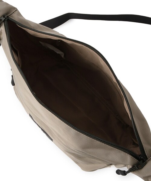 ITS'DEMO（イッツデモ）の「撥水ナイロン舟形ショルダー（ショルダーバッグ・レディース・ライトベージュ/ブラック/ナチュラル/パープル・00）」の22枚目の写真