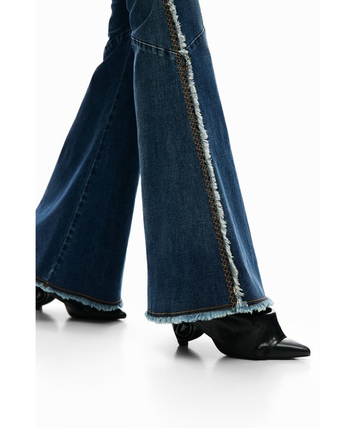 Desigual（デシグアル）の「フレアカットオフデニムパンツ（デニムパンツ・レディース・ブルー・34/36/38/40/42/44）」の4枚目の写真