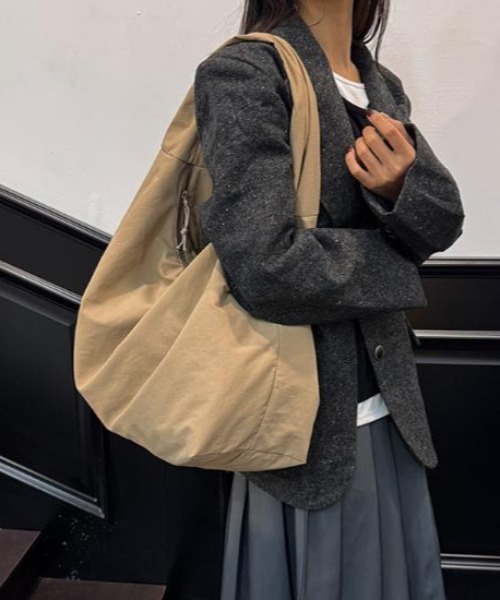 SHEPP(シープ)の「【大容量】【A4サイズ収納可】サイドジップ ビッグギョウザトートバッグ(トートバッグ・レディース・グレー/ブラック/カーキ/ピンク/ベージュ・F)」の4枚目の写真