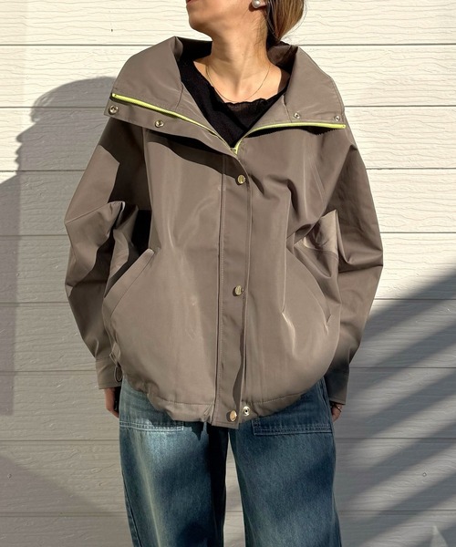 Q(キュー)の「ドルマンリラックスブルゾン(マウンテンパーカー・レディース・カーキ/ベージュ・MEDIUM)」の2枚目の写真