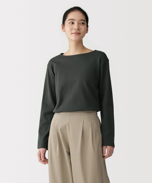 無印良品(ムジルシリョウヒン)の「婦人 太番手ボートネック長袖Tシャツ(Tシャツ/カットソー・レディース・スモーキーグリーン系/オフホワイト/チャコールグレー/ネイビー系/ブルー系/ライトイエロー系・S/L/XL/M)」の2枚目の写真