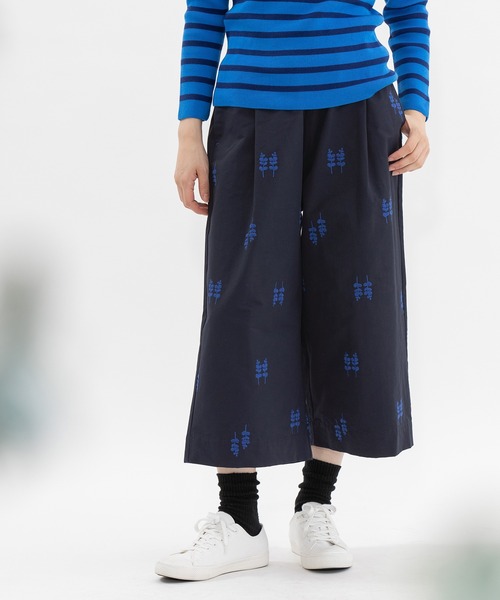 nop de nod(ノップドゥノッド)の「グログラン刺繍クロップドパンツ(その他パンツ・レディース・ネイビー/ブラック・3)」の1枚目の写真