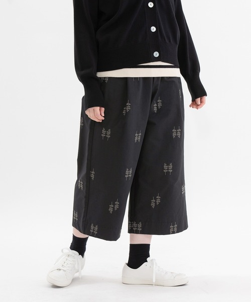 nop de nod(ノップドゥノッド)の「グログラン刺繍クロップドパンツ(その他パンツ・レディース・ネイビー/ブラック・3)」の2枚目の写真