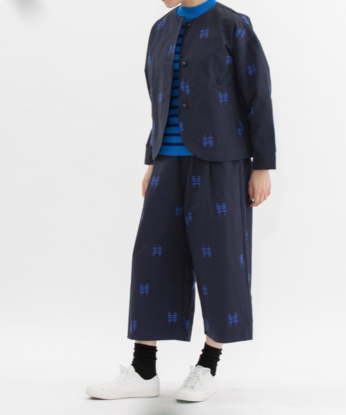 nop de nod(ノップドゥノッド)の「グログラン刺繍クロップドパンツ(その他パンツ・レディース・ネイビー/ブラック・3)」の4枚目の写真