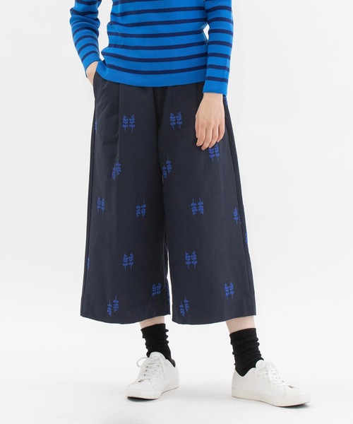 nop de nod(ノップドゥノッド)の「グログラン刺繍クロップドパンツ(その他パンツ・レディース・ネイビー/ブラック・3)」の6枚目の写真