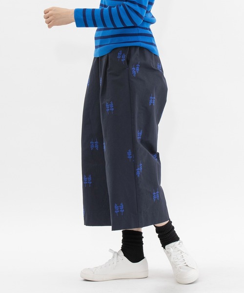 nop de nod(ノップドゥノッド)の「グログラン刺繍クロップドパンツ(その他パンツ・レディース・ネイビー/ブラック・3)」の7枚目の写真