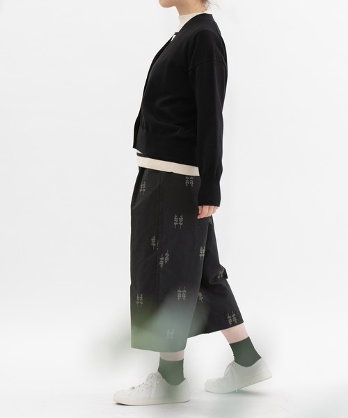 nop de nod(ノップドゥノッド)の「グログラン刺繍クロップドパンツ(その他パンツ・レディース・ネイビー/ブラック・3)」の11枚目の写真