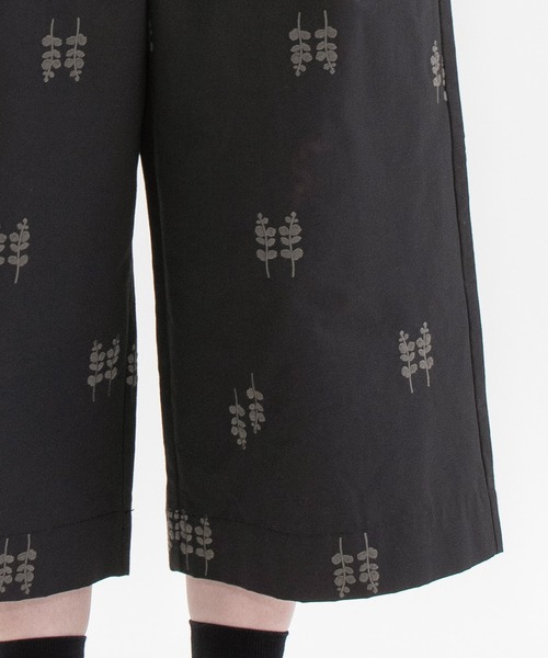 nop de nod(ノップドゥノッド)の「グログラン刺繍クロップドパンツ(その他パンツ・レディース・ネイビー/ブラック・3)」の15枚目の写真