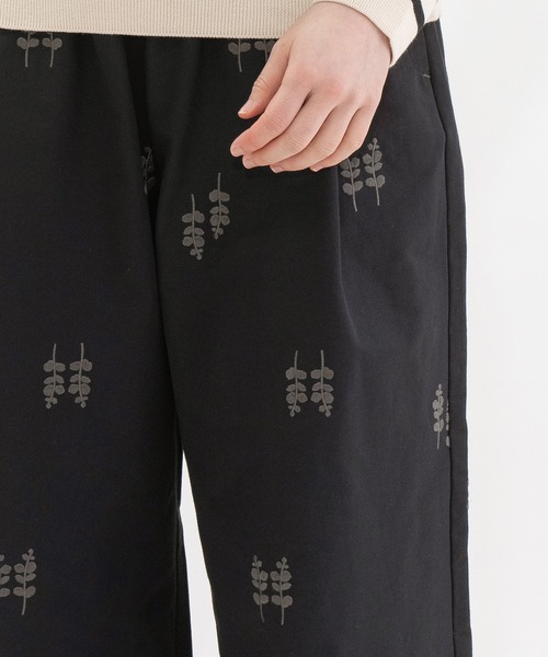 nop de nod(ノップドゥノッド)の「グログラン刺繍クロップドパンツ(その他パンツ・レディース・ネイビー/ブラック・3)」の16枚目の写真