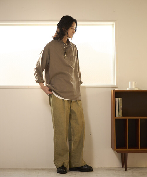 FREAK'S STORE（フリークスストア）の「限定展開 Relax Fit リラックスフィット リネンミックス バンドカラー プルオーバー シャツ（シャツ/ブラウス・メンズ・チャコールグレー/ブラック/ベージュ・SMALL/MEDIUM/LARGE）」の7枚目の写真