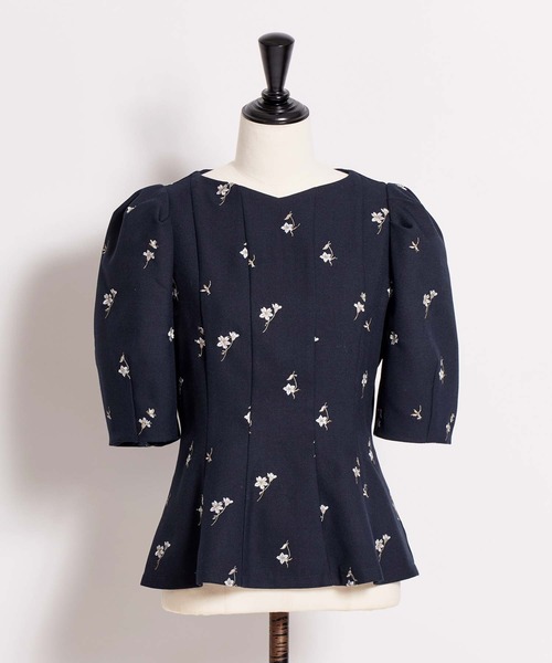 NOELA（ノエラ）の「【Premium】フラワー刺繍ブラウス（シャツ/ブラウス・レディース・ベージュ/ネイビー・フリー）」の8枚目の写真