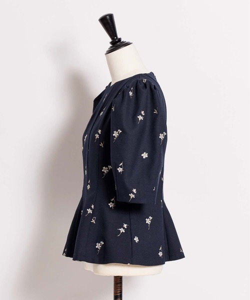 NOELA（ノエラ）の「【Premium】フラワー刺繍ブラウス（シャツ/ブラウス・レディース・ベージュ/ネイビー・フリー）」の7枚目の写真