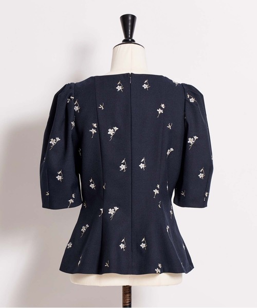 NOELA（ノエラ）の「【Premium】フラワー刺繍ブラウス（シャツ/ブラウス・レディース・ベージュ/ネイビー・フリー）」の6枚目の写真