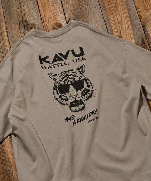 FREAK'S STORE(フリークスストア)の「限定展開 KAVU×FREAK'S STORE カブ― 別注 バックプリント クルーネック Tシャツ TIGER(Tシャツ/カットソー・メンズ・ホワイト/グレー/グレイッシュベージュ/ブラック・LARGE/MEDIUM/SMALL)」の4枚目の写真