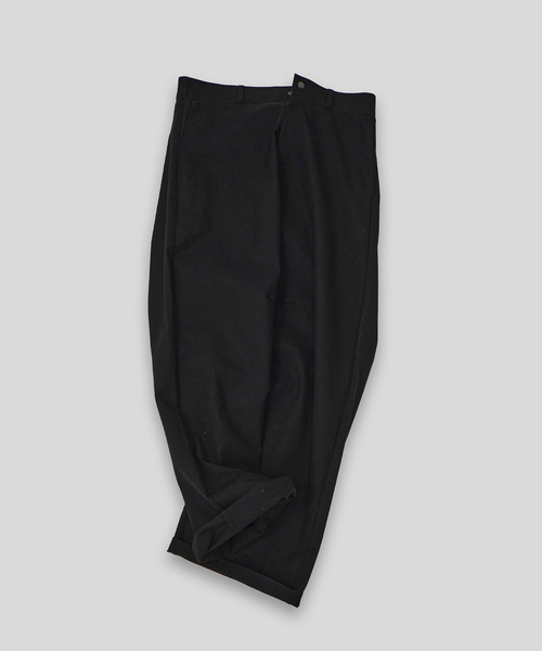 WISM(ウィズム)の「NAMELESSNESS / ネームレスネス DUCK CURVE PANT(その他パンツ・メンズ・ベージュ/ブラック・3/2)」の1枚目の写真