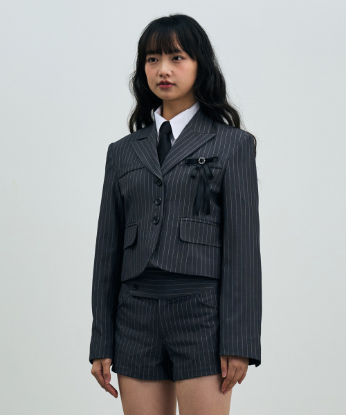 ARI（アリ）の「AVEL PINSTRIPE CROP JACKET / CHARCOAL（テーラードジャケット・レディース・チャコール・FREE）」の2枚目の写真