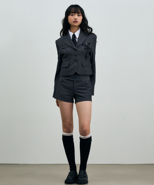 ARI（アリ）の「AVEL PINSTRIPE CROP JACKET / CHARCOAL（テーラードジャケット・レディース・チャコール・FREE）」の5枚目の写真