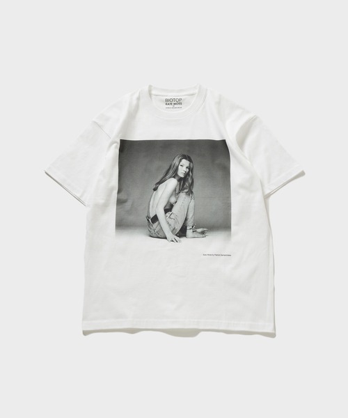 BIOTOP（ビオトープ）の「【Kate Moss by Patrick Demarchelier】 Photo T-shirts 26SS（Tシャツ/カットソー・メンズ・ブラック/ホワイト・M/L/XL）」の3枚目の写真