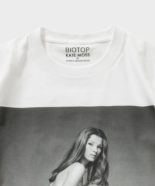 BIOTOP（ビオトープ）の「【Kate Moss by Patrick Demarchelier】 Photo T-shirts 26SS（Tシャツ/カットソー・メンズ・ブラック/ホワイト・M/L/XL）」の4枚目の写真