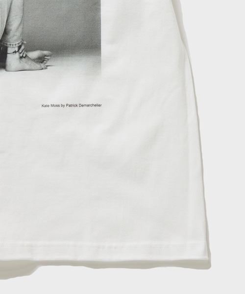 BIOTOP（ビオトープ）の「【Kate Moss by Patrick Demarchelier】 Photo T-shirts 26SS（Tシャツ/カットソー・メンズ・ブラック/ホワイト・M/L/XL）」の6枚目の写真