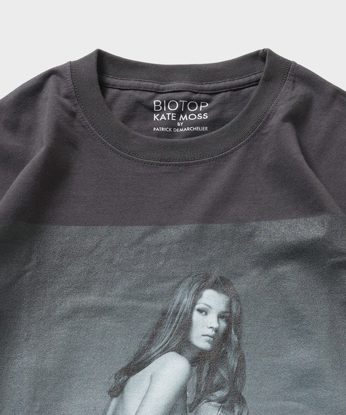 BIOTOP（ビオトープ）の「【Kate Moss by Patrick Demarchelier】 Photo T-shirts 26SS（Tシャツ/カットソー・メンズ・ブラック/ホワイト・M/L/XL）」の10枚目の写真