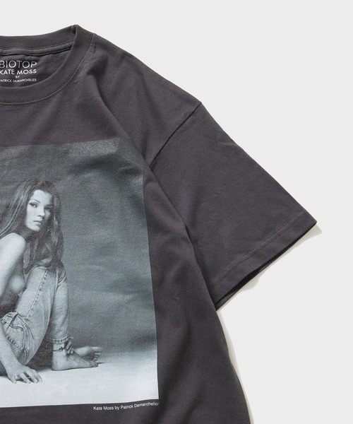 BIOTOP（ビオトープ）の「【Kate Moss by Patrick Demarchelier】 Photo T-shirts 26SS（Tシャツ/カットソー・メンズ・ブラック/ホワイト・M/L/XL）」の11枚目の写真
