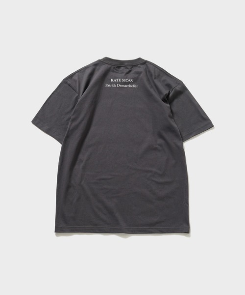 BIOTOP（ビオトープ）の「【Kate Moss by Patrick Demarchelier】 Photo T-shirts 26SS（Tシャツ/カットソー・メンズ・ブラック/ホワイト・M/L/XL）」の13枚目の写真