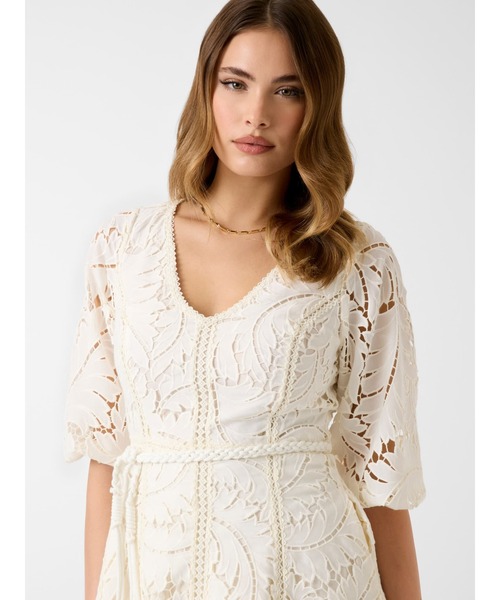 Guess（ゲス）の「VIDA Emb Dress ワンピース レース（ワンピース・レディース・ホワイト・6/4/2）」の3枚目の写真