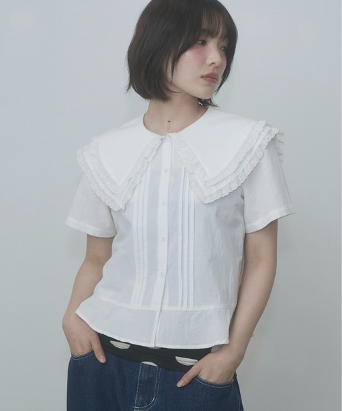 FEKETE(フェケテ)の「frilled big collar blouse / フリルビッグカラーブラウス(シャツ/ブラウス・レディース・ホワイト/ブラック・SMALL/LARGE/MEDIUM)」の1枚目の写真