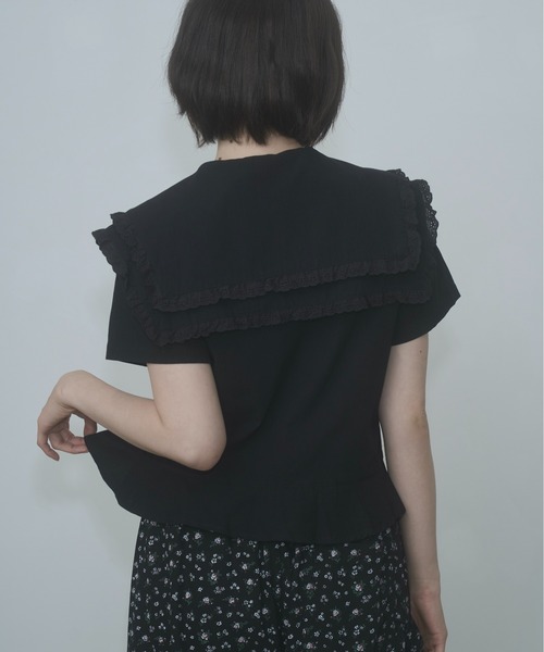 FEKETE(フェケテ)の「frilled big collar blouse / フリルビッグカラーブラウス(シャツ/ブラウス・レディース・ホワイト/ブラック・SMALL/LARGE/MEDIUM)」の2枚目の写真