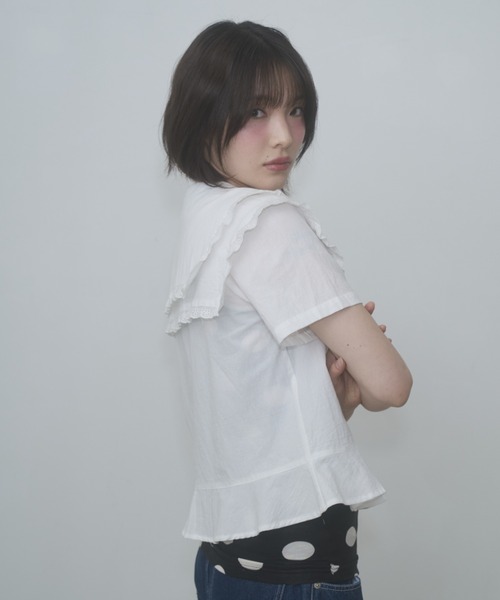 FEKETE(フェケテ)の「frilled big collar blouse / フリルビッグカラーブラウス(シャツ/ブラウス・レディース・ホワイト/ブラック・SMALL/LARGE/MEDIUM)」の12枚目の写真