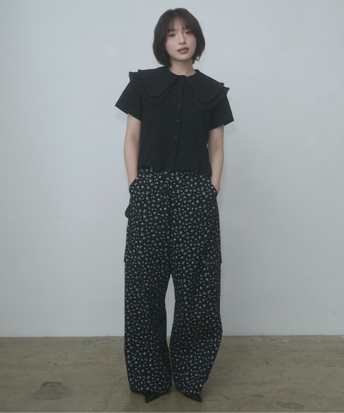 FEKETE(フェケテ)の「frilled big collar blouse / フリルビッグカラーブラウス(シャツ/ブラウス・レディース・ホワイト/ブラック・SMALL/LARGE/MEDIUM)」の6枚目の写真