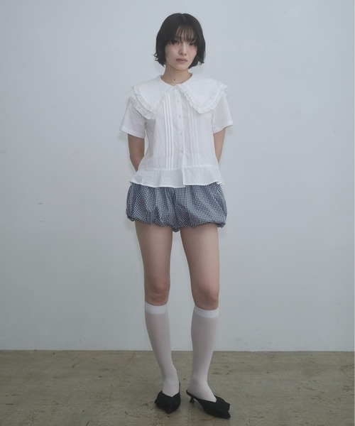 FEKETE(フェケテ)の「frilled big collar blouse / フリルビッグカラーブラウス(シャツ/ブラウス・レディース・ホワイト/ブラック・SMALL/LARGE/MEDIUM)」の5枚目の写真