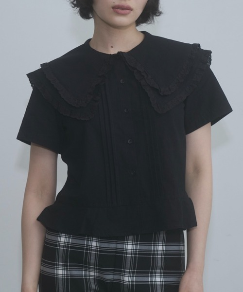 FEKETE(フェケテ)の「frilled big collar blouse / フリルビッグカラーブラウス(シャツ/ブラウス・レディース・ホワイト/ブラック・SMALL/LARGE/MEDIUM)」の3枚目の写真