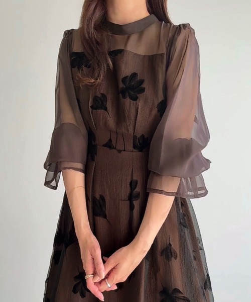 junoah(ジュノア)の「シアーフラワーバックリボンワンピース(ワンピース・レディース・ブラック/チャコール/ブラウン・LARGE/SMALL/MEDIUM)」の3枚目の写真
