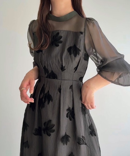 junoah(ジュノア)の「シアーフラワーバックリボンワンピース(ワンピース・レディース・ブラック/チャコール/ブラウン・LARGE/SMALL/MEDIUM)」の2枚目の写真