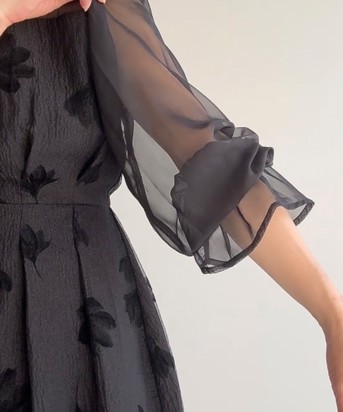 junoah(ジュノア)の「シアーフラワーバックリボンワンピース(ワンピース・レディース・ブラック/チャコール/ブラウン・LARGE/SMALL/MEDIUM)」の7枚目の写真