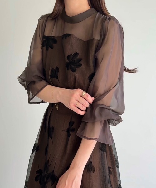 junoah(ジュノア)の「シアーフラワーバックリボンワンピース(ワンピース・レディース・ブラック/チャコール/ブラウン・LARGE/SMALL/MEDIUM)」の9枚目の写真