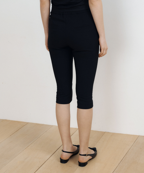 LUCIR ZU(ルシールズ)の「Front Slit Capri Pants (black)(スラックス・レディース・その他・FREE)」の2枚目の写真
