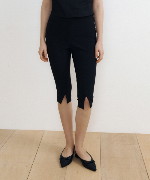 LUCIR ZU(ルシールズ)の「Front Slit Capri Pants (black)(スラックス・レディース・その他・FREE)」の4枚目の写真