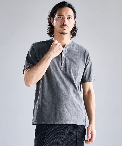 SILVER BULLET(シルバーバレット)の「『JEMORGAN LONG JOHNS/ジェーイーモーガンロングジョーンズ』ピグメント半袖ヘンリーネックTシャツ【+】(Tシャツ/カットソー・メンズ・パープル/グリーン/ブラック/オフホワイト・L/XL/M)」の1枚目の写真