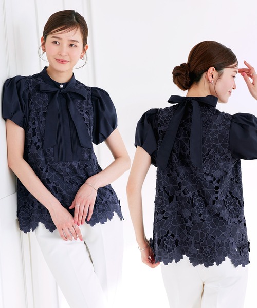 RUIRUE BOUTIQUE(ルイルエブティック)の「2WAY リボン フラワーモチーフ レースブラウス | トップス・ブラウス・シャツ・半袖ブラウス・花柄ブラウス・きれいめブラウス・白ブラウス・オフィスカジュアルブラウス(シャツ/ブラウス・レディース・ブラック/ネイビー/ホワイト・M/L)」の3枚目の写真