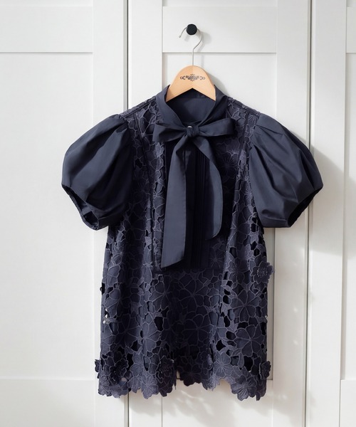 RUIRUE BOUTIQUE(ルイルエブティック)の「2WAY リボン フラワーモチーフ レースブラウス | トップス・ブラウス・シャツ・半袖ブラウス・花柄ブラウス・きれいめブラウス・白ブラウス・オフィスカジュアルブラウス(シャツ/ブラウス・レディース・ブラック/ネイビー/ホワイト・M/L)」の4枚目の写真