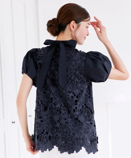 RUIRUE BOUTIQUE(ルイルエブティック)の「2WAY リボン フラワーモチーフ レースブラウス | トップス・ブラウス・シャツ・半袖ブラウス・花柄ブラウス・きれいめブラウス・白ブラウス・オフィスカジュアルブラウス(シャツ/ブラウス・レディース・ブラック/ネイビー/ホワイト・M/L)」の15枚目の写真