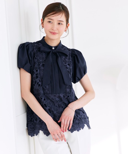 RUIRUE BOUTIQUE(ルイルエブティック)の「2WAY リボン フラワーモチーフ レースブラウス | トップス・ブラウス・シャツ・半袖ブラウス・花柄ブラウス・きれいめブラウス・白ブラウス・オフィスカジュアルブラウス(シャツ/ブラウス・レディース・ブラック/ネイビー/ホワイト・M/L)」の16枚目の写真