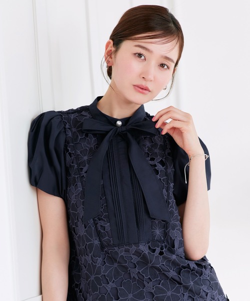 RUIRUE BOUTIQUE(ルイルエブティック)の「2WAY リボン フラワーモチーフ レースブラウス | トップス・ブラウス・シャツ・半袖ブラウス・花柄ブラウス・きれいめブラウス・白ブラウス・オフィスカジュアルブラウス(シャツ/ブラウス・レディース・ブラック/ネイビー/ホワイト・M/L)」の17枚目の写真