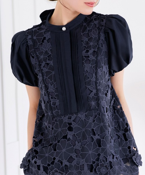 RUIRUE BOUTIQUE(ルイルエブティック)の「2WAY リボン フラワーモチーフ レースブラウス | トップス・ブラウス・シャツ・半袖ブラウス・花柄ブラウス・きれいめブラウス・白ブラウス・オフィスカジュアルブラウス(シャツ/ブラウス・レディース・ブラック/ネイビー/ホワイト・M/L)」の18枚目の写真