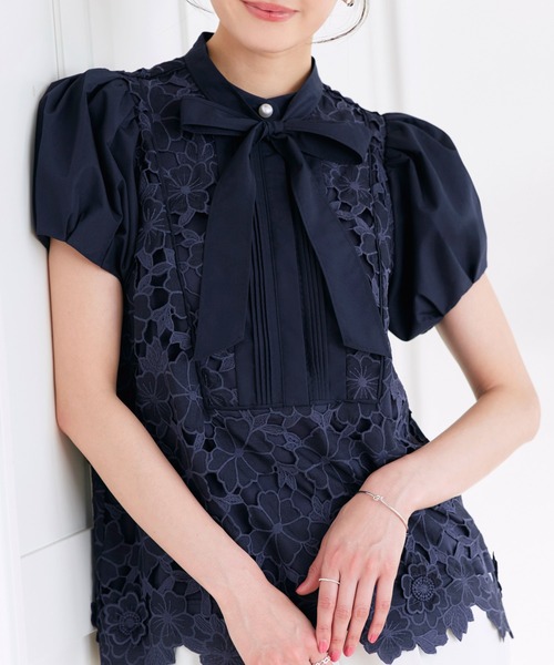 RUIRUE BOUTIQUE(ルイルエブティック)の「2WAY リボン フラワーモチーフ レースブラウス | トップス・ブラウス・シャツ・半袖ブラウス・花柄ブラウス・きれいめブラウス・白ブラウス・オフィスカジュアルブラウス(シャツ/ブラウス・レディース・ブラック/ネイビー/ホワイト・M/L)」の19枚目の写真